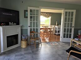 Greenwich Moonlight Bay Cottage