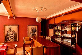 Cari Hotel