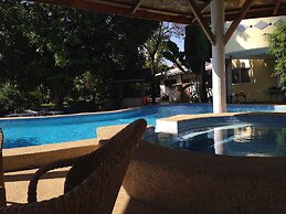 Lapu Lapu Cottages and Restaurant