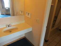 Travelers Inn Topeka