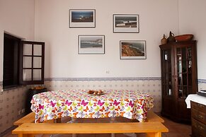 Ericeira Chill Hill Hostel & Private Rooms - Peach Garden
