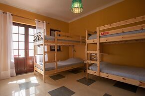 Ericeira Chill Hill Hostel & Private Rooms - Peach Garden