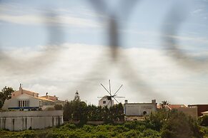 Ericeira Chill Hill Hostel & Private Rooms - Peach Garden