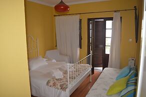 Ericeira Chill Hill Hostel & Private Rooms - Peach Garden