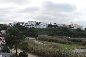 Ericeira Chill Hill Hostel & Private Rooms - Peach Garden