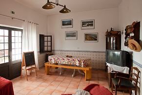 Ericeira Chill Hill Hostel & Private Rooms - Peach Garden
