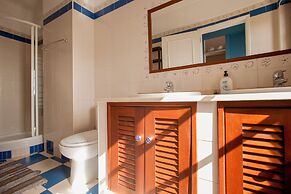 Ericeira Chill Hill Hostel & Private Rooms - Peach Garden