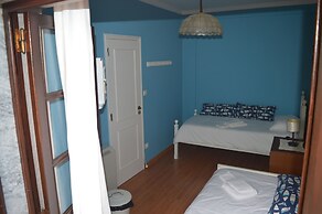 Ericeira Chill Hill Hostel & Private Rooms - Peach Garden