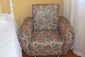 Ericeira Chill Hill Hostel & Private Rooms - Peach Garden