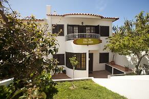 Ericeira Chill Hill Hostel & Private Rooms - Peach Garden