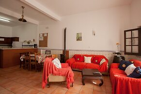 Ericeira Chill Hill Hostel & Private Rooms - Peach Garden