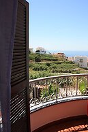 Ericeira Chill Hill Hostel & Private Rooms - Peach Garden