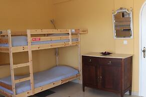 Ericeira Chill Hill Hostel & Private Rooms - Peach Garden