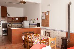 Ericeira Chill Hill Hostel & Private Rooms - Peach Garden