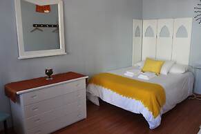 Ericeira Chill Hill Hostel & Private Rooms - Peach Garden