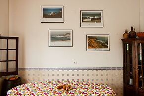 Ericeira Chill Hill Hostel & Private Rooms - Peach Garden