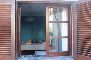 Ericeira Chill Hill Hostel & Private Rooms - Peach Garden