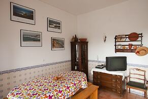 Ericeira Chill Hill Hostel & Private Rooms - Peach Garden