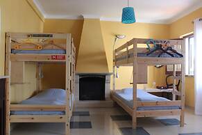 Ericeira Chill Hill Hostel & Private Rooms - Peach Garden