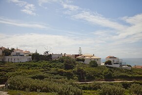 Ericeira Chill Hill Hostel & Private Rooms - Peach Garden