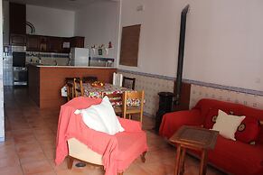 Ericeira Chill Hill Hostel & Private Rooms - Peach Garden