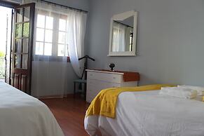 Ericeira Chill Hill Hostel & Private Rooms - Peach Garden