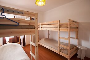 Ericeira Chill Hill Hostel & Private Rooms - Peach Garden