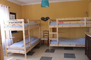 Ericeira Chill Hill Hostel & Private Rooms - Peach Garden