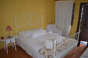 Ericeira Chill Hill Hostel & Private Rooms - Peach Garden