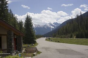 Kootenay Park Lodge