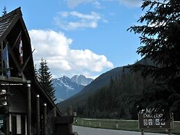 Kootenay Park Lodge