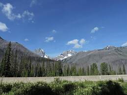 Kootenay Park Lodge