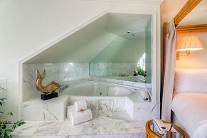 Lighthouse Club Hotel