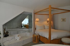 Lighthouse Club Hotel