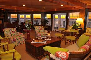 Lighthouse Club Hotel