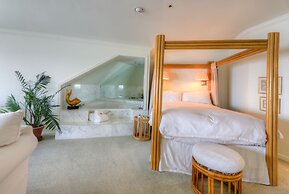 Lighthouse Club Hotel