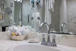 Lighthouse Club Hotel