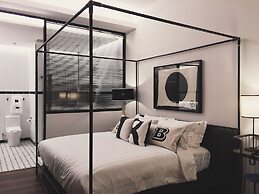 M Boutique Station 18