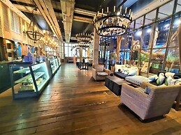 M Boutique Station 18