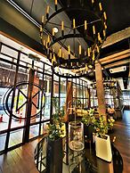 M Boutique Station 18