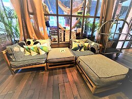 M Boutique Station 18