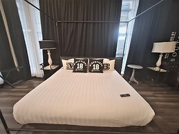 M Boutique Station 18