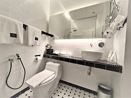 M Boutique Station 18