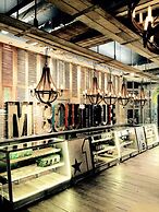 M Boutique Station 18