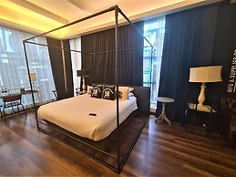 M Boutique Station 18