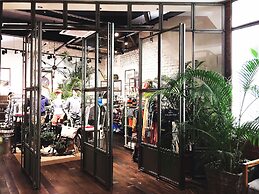 M Boutique Station 18