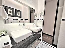 M Boutique Station 18