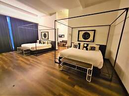 M Boutique Station 18