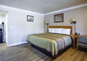 Charm Motel & Suites