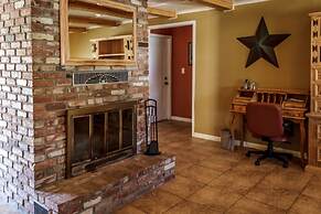 Charm Motel & Suites